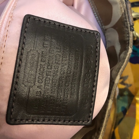 Coach Shoulder Bag Vintage, still beautiful!Gold accents make this Stunning bag! - Picture 6 of 16